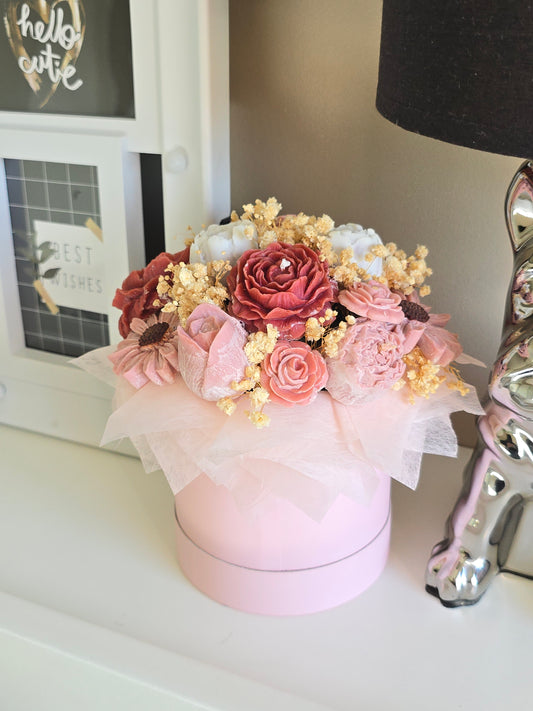 Bouquet de roses multicolores moulées en cire de soja parfumée de Grasse, présenté dans une boîte ronde rose. Cadeau original durable pour femme.