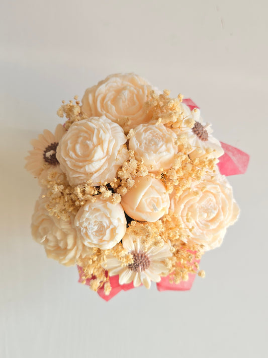 Bouquet de roses blanches moulées en cire de soja parfumée de Grasse, vue du dessus. Cadeau original durable pour femme.