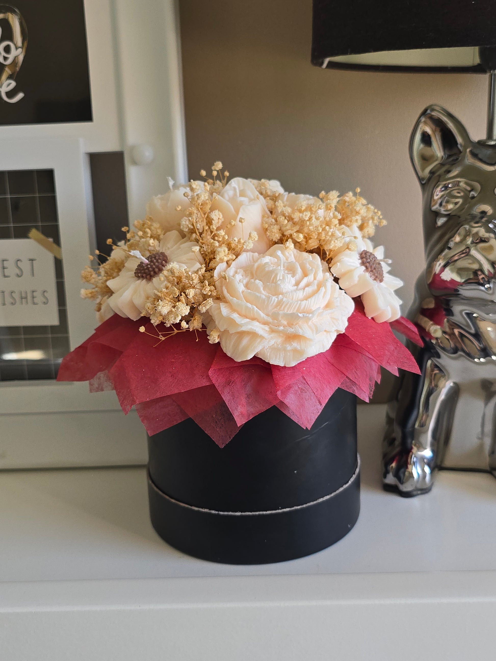 Bouquet de roses blanches moulées en cire de soja parfumée de Grasse, présenté dans une boîte ronde noire. Cadeau original durable pour femme.