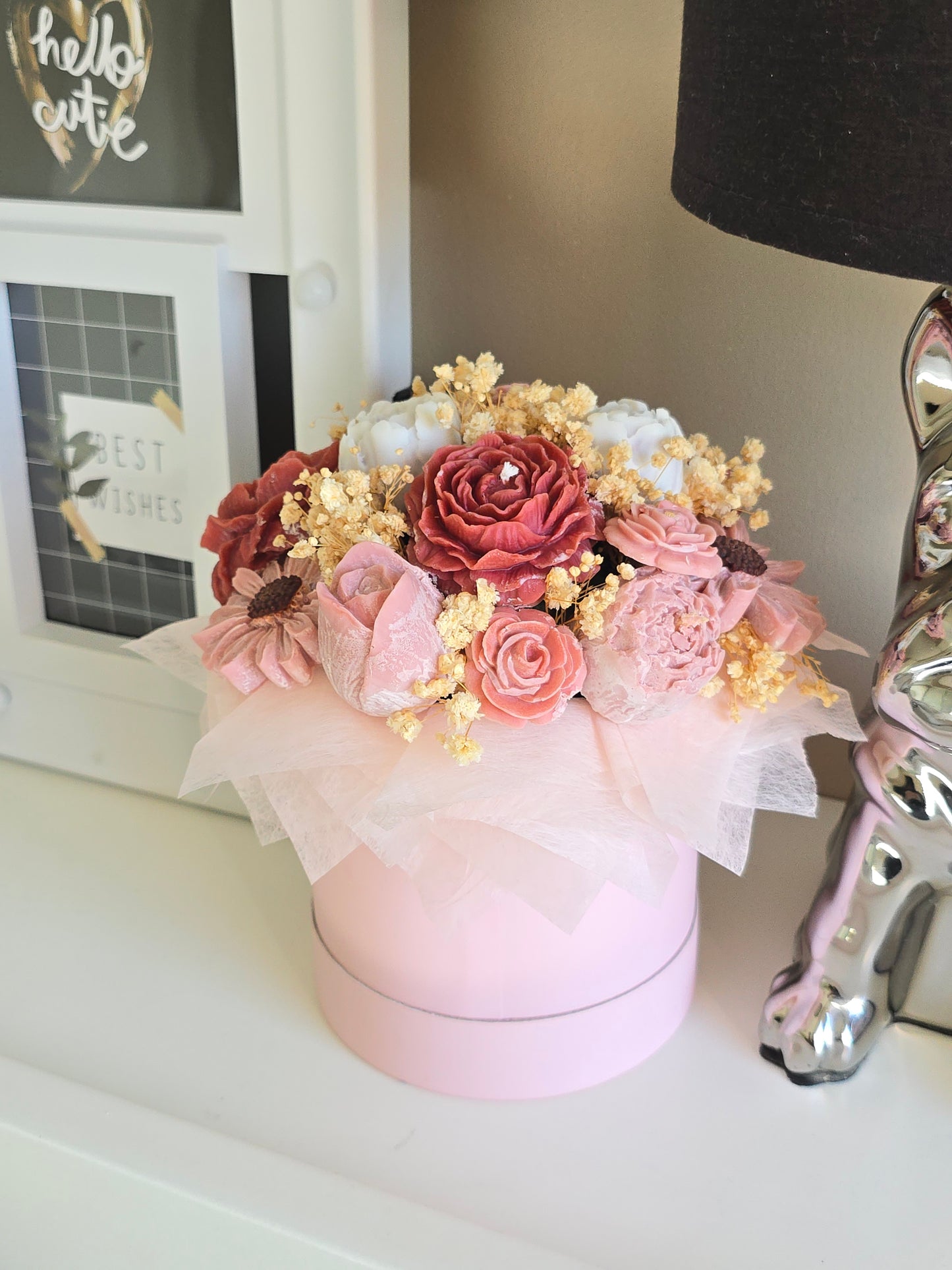 Bouquet de roses multicolores moulées en cire de soja parfumée de Grasse, présenté dans une boîte ronde rose. Cadeau original durable pour femme.