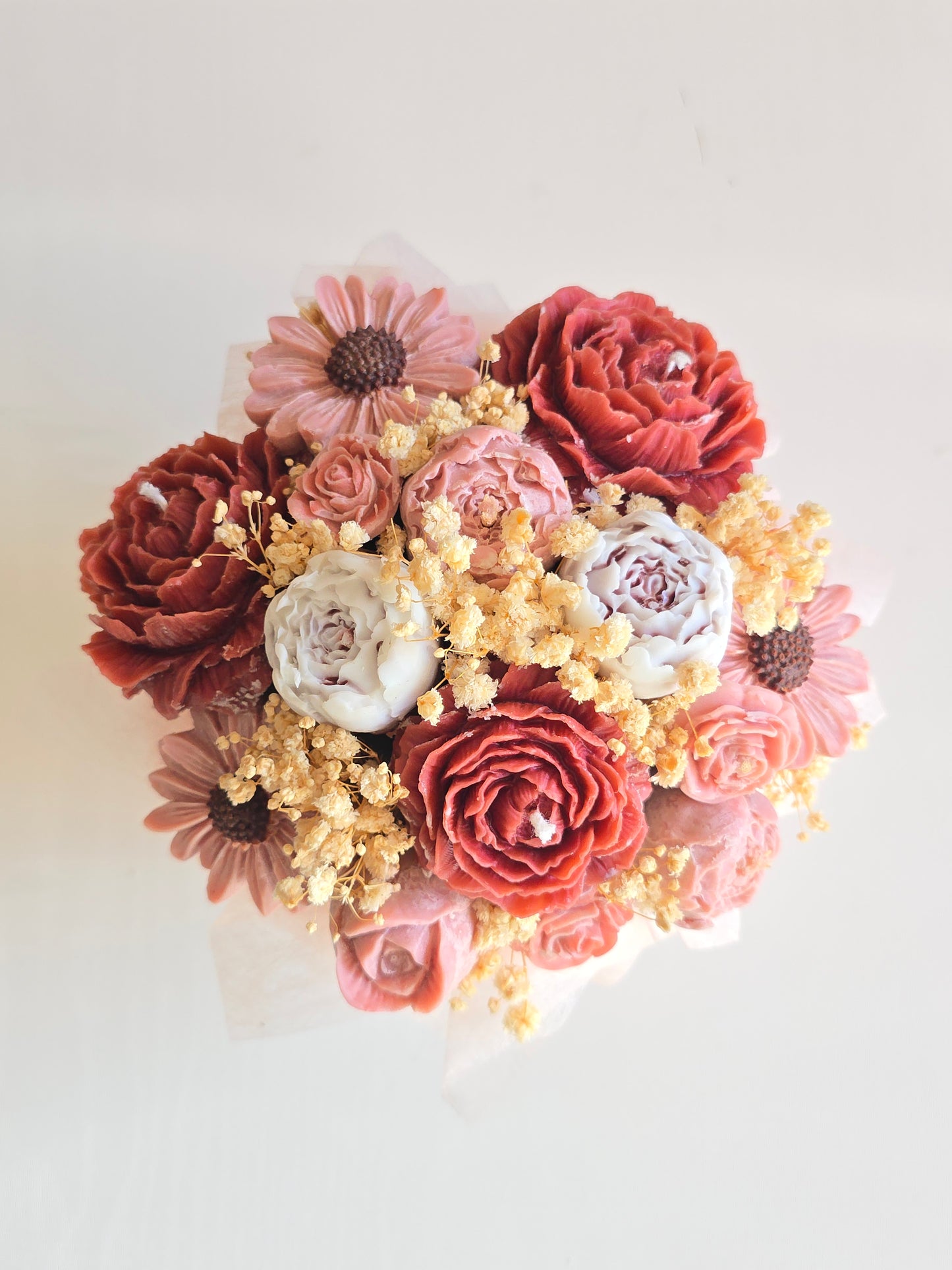 Bouquet de roses multicolores moulées en cire de soja parfumée de Grasse, vue du dessus. Cadeau original durable pour femme.