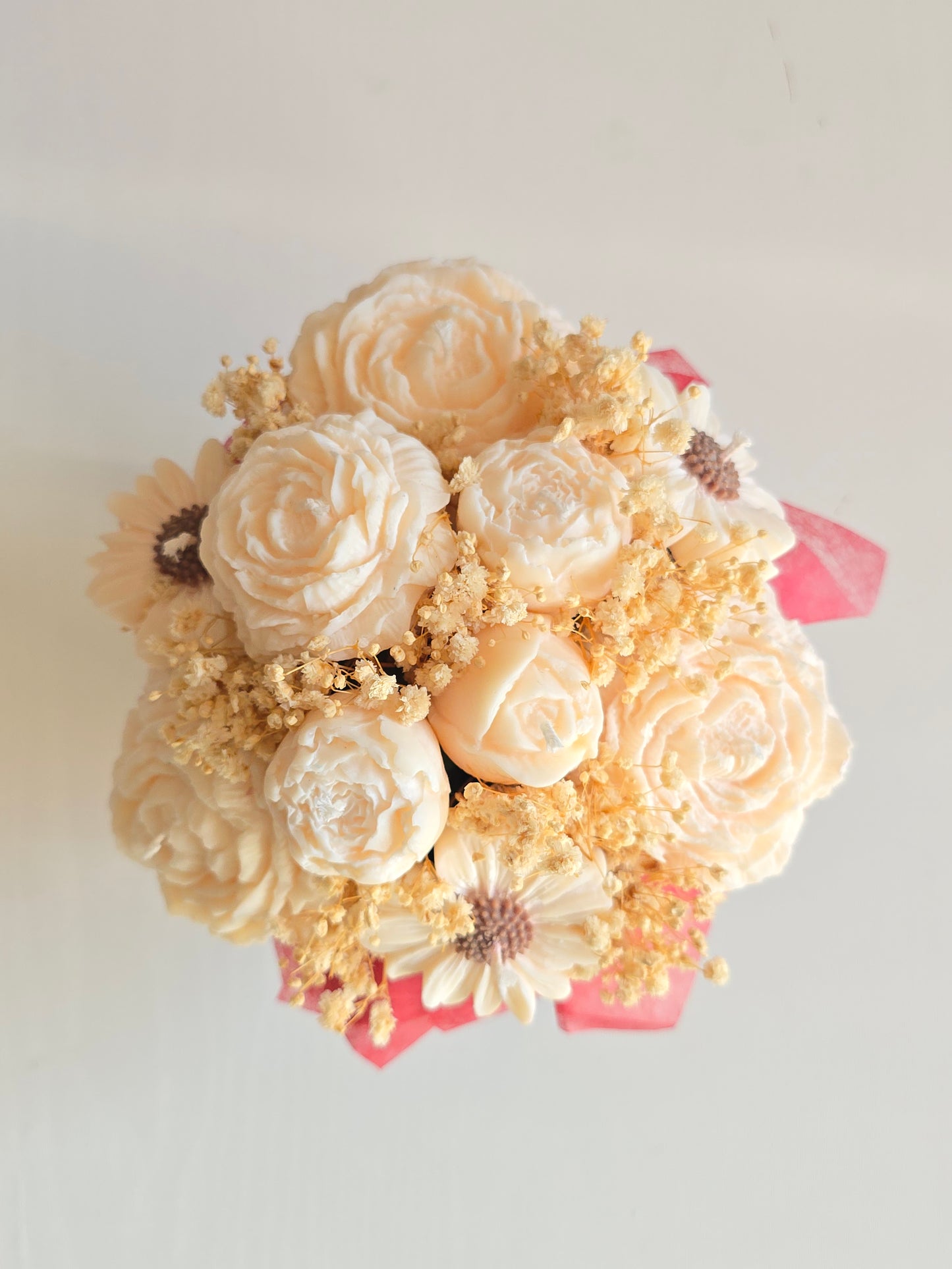 Bouquet de roses blanches moulées en cire de soja parfumée de Grasse, vue du dessus. Cadeau original durable pour femme.