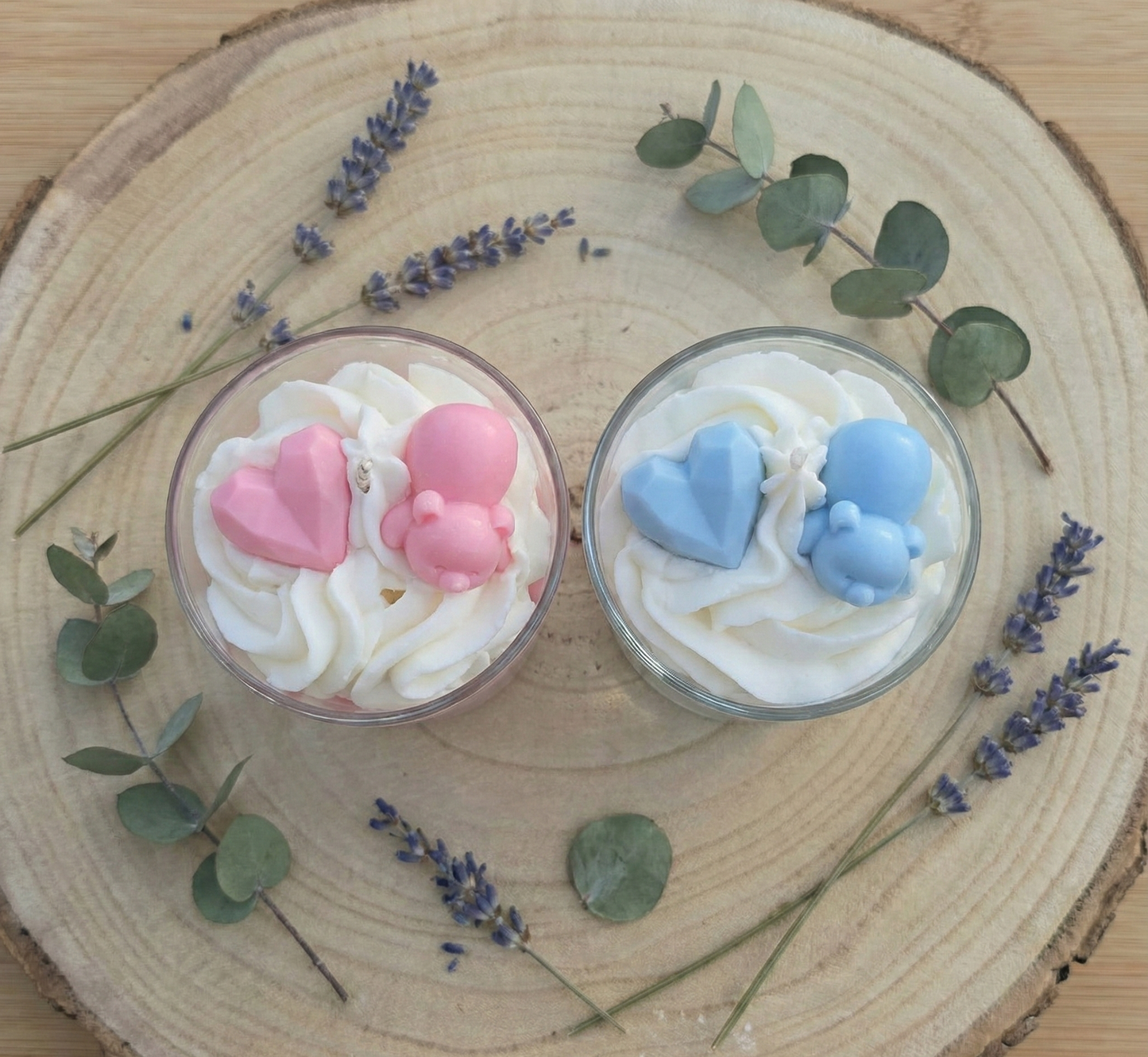 Vue de dessus d'un duo de bougies artisanales chantilly avec lavande et eucalyptus sur un support en rondin de bois.