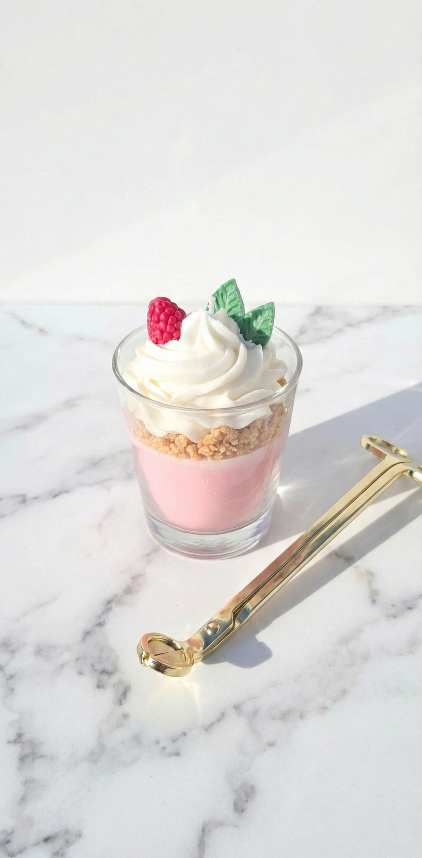 Bougie design minimaliste sur fond marbre blanc avec éteignoir doré, photographie lumineuse pour décoration d'intérieur luxe et moderne.