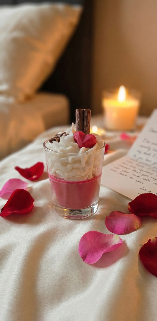 Bougie romantique Saint-Valentin sur des draps blancs, entourée de pétales de roses rouges et d'une lettre d'amour.