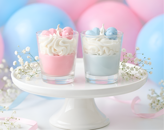 Décoration Gender Reveal ou Baby Shower : bougies gourmandes rose et bleue avec oursons sur présentoir à gâteau