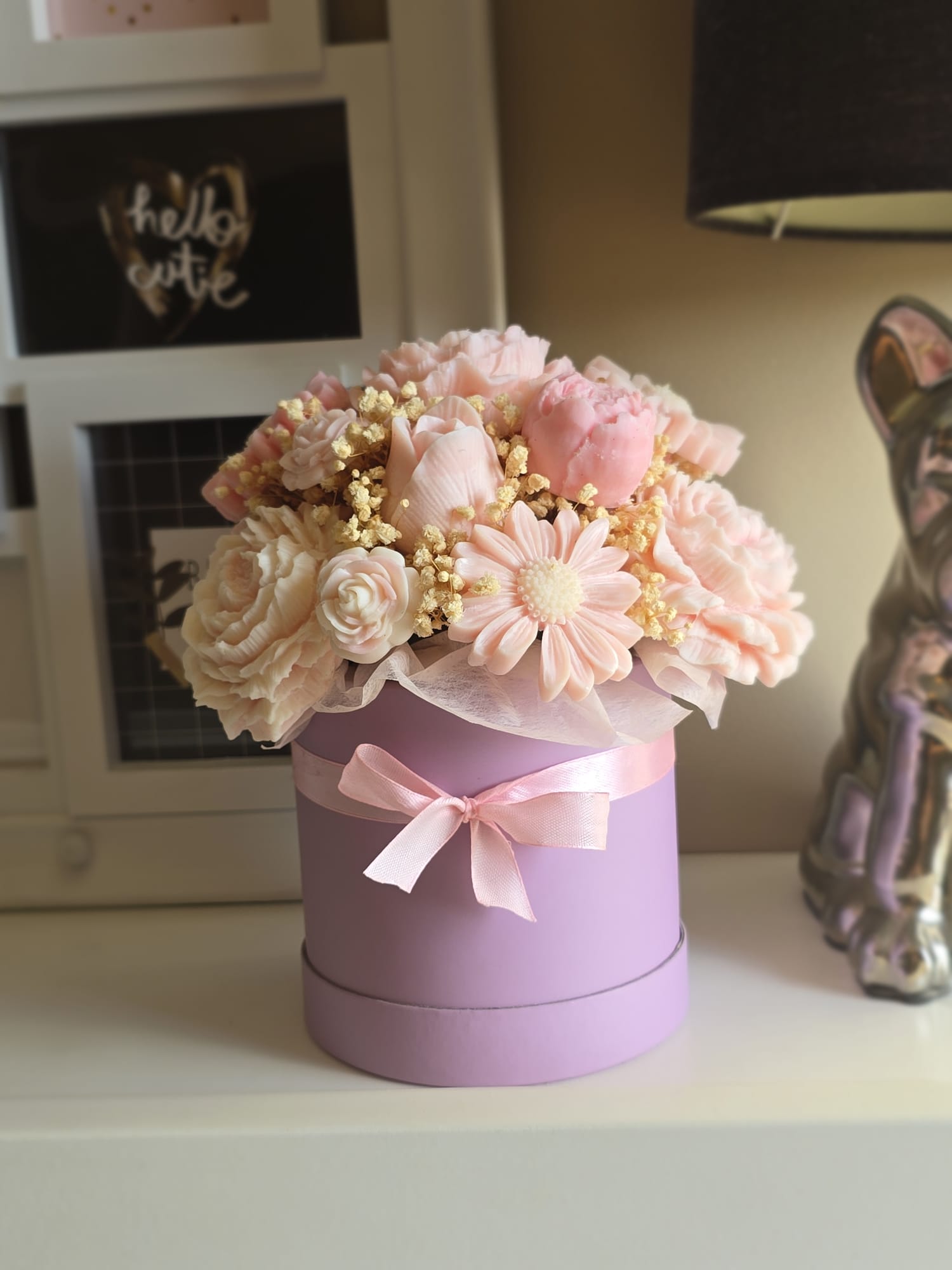 Bouquet de roses moulées en cire de soja parfumée de Grasse, présenté dans une boîte ronde mauve avec un ruban rose. Cadeau original durable pour femme.